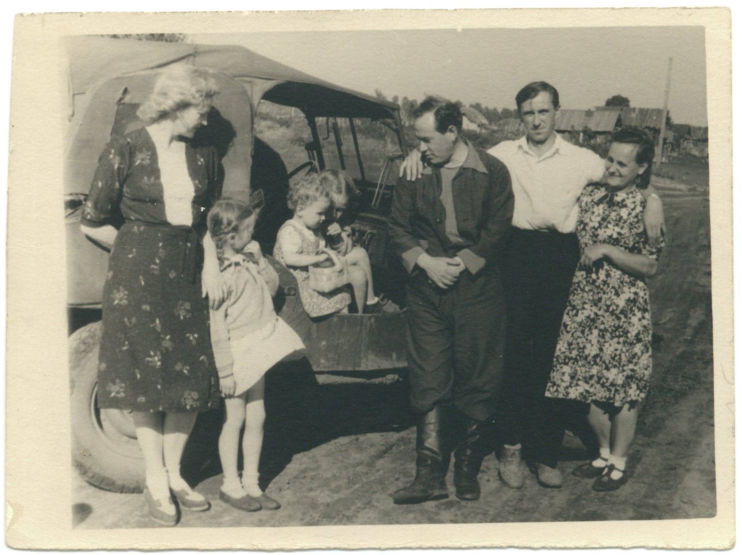 Семья Мочаловых с друзьями в одном из уральских городов, где после войны работал Павел Петрович