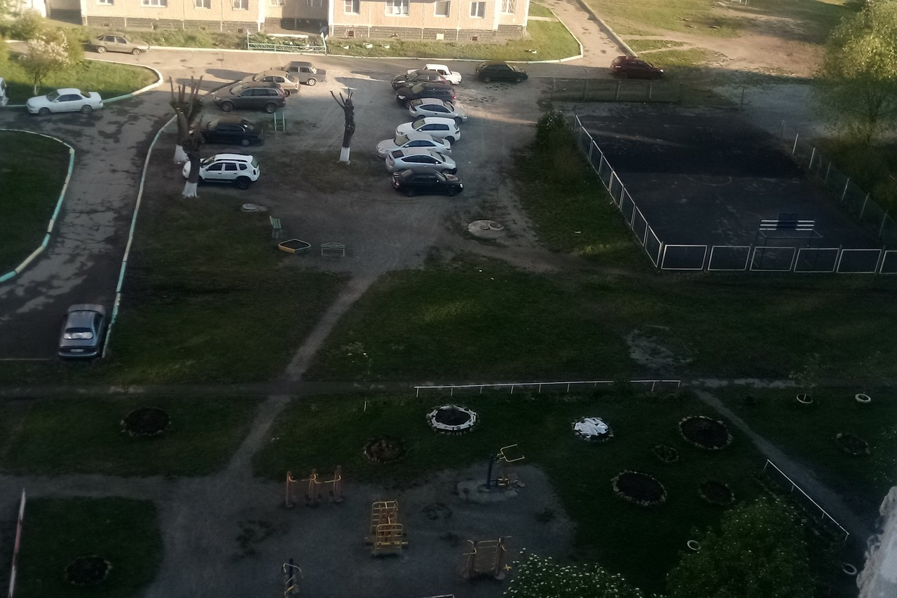 Ещё один двор, превращённый в парковку, — Комсомольский проспект, 134 и 130. Автор снимка пишет, что за домом 134 полно стоянок, так что проблема — совсем не в отсутствии мест