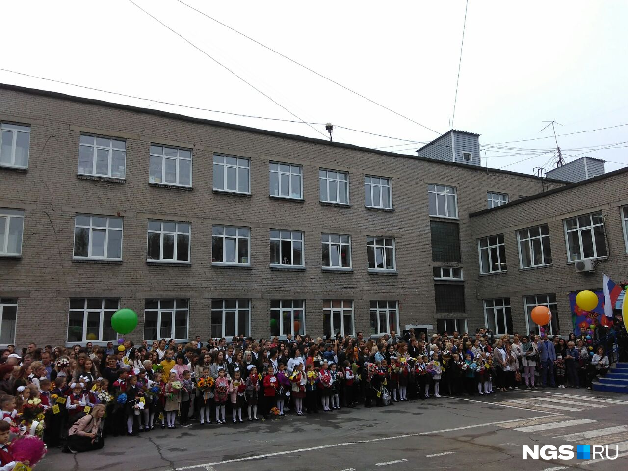 Школьники перед первым уроком в этом учебном году Школьники перед первым уроком в этом учебном году