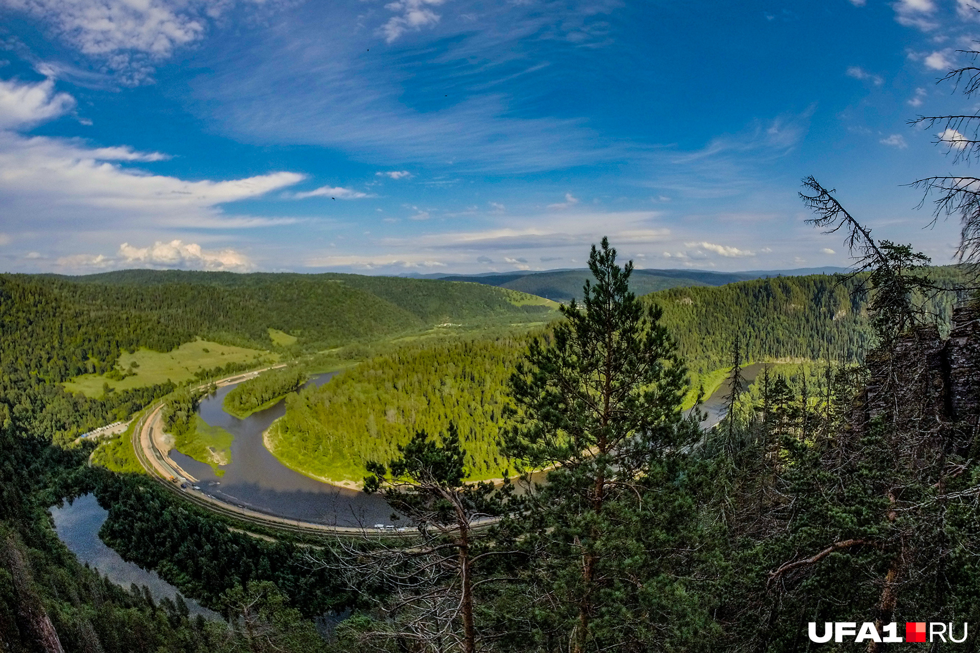 Розовые скалы в башкирии фото