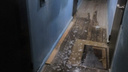 На Червишевском тракте в жилом доме затопило весь подъезд из-за прорыва трубы на крыше