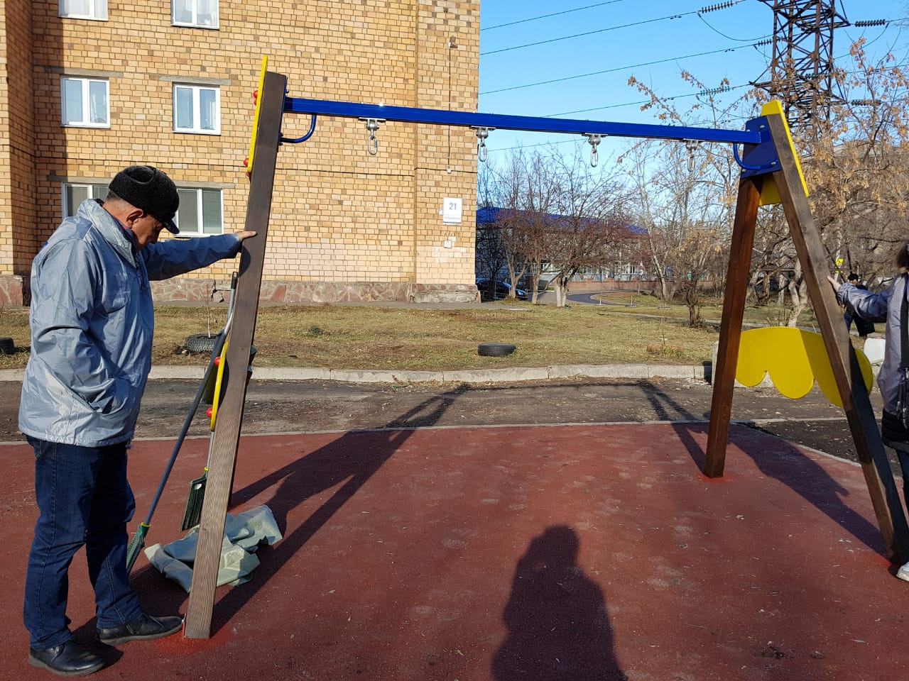 Жители проверяют на прочность конструкции качелей Жители проверяют на прочность конструкции качелей