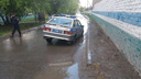 Автомобиль Росгвардии провалился в дыру на дороге в центре Новосибирска