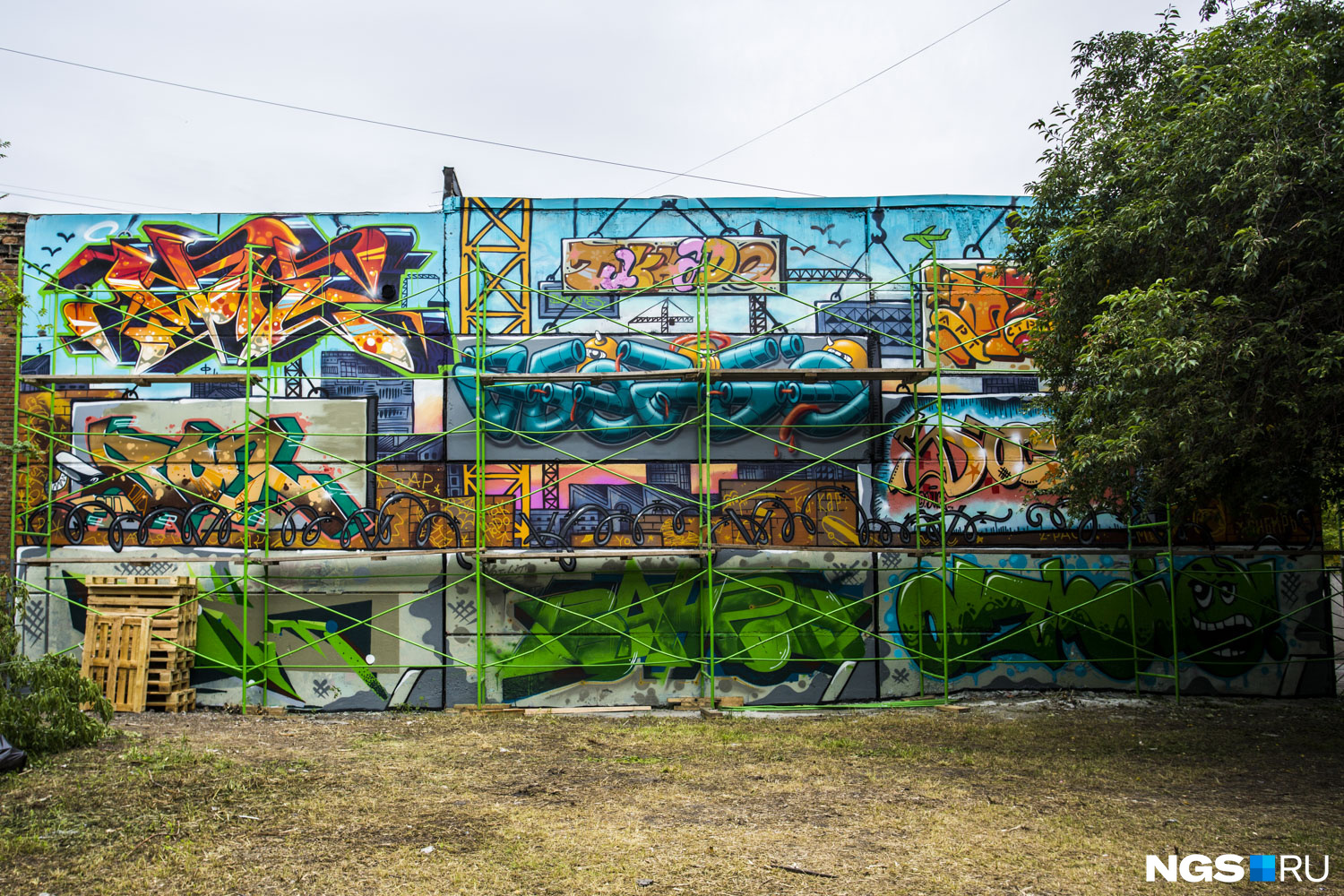 Название этой работы StreetArtStroy (граффити-стройка). Над ней работали художники из Германии 