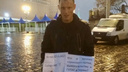 «Он стоит за себя и за того парня»: пострадавший от пыток в ИК-9 осужденный вышел с пикетом к Кремлю