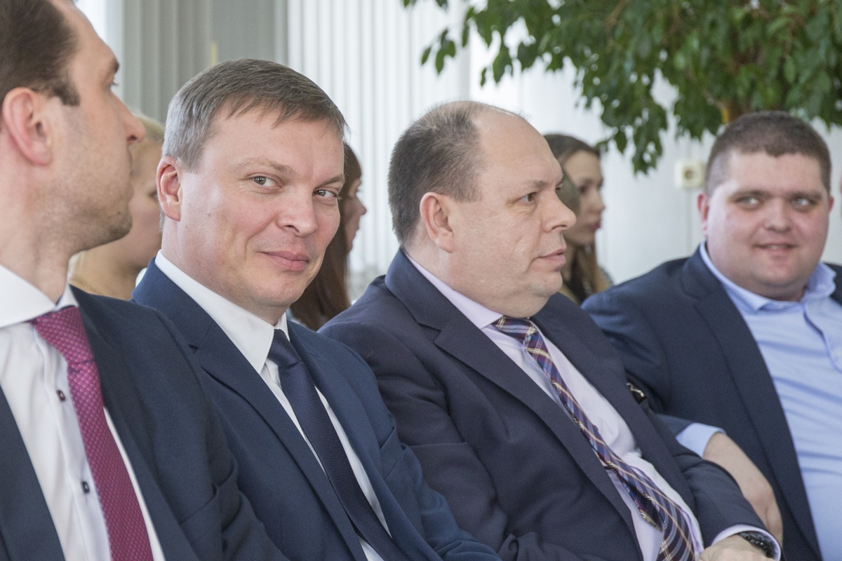 Андрей Фалейчик (второй слева) с февраля этого года занимал должность вице-мэра Копейска