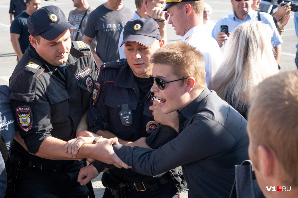 В Волгограде ППС вязала лидеров местной оппозиции, а начальник ГУ МВД требовал... их освободить