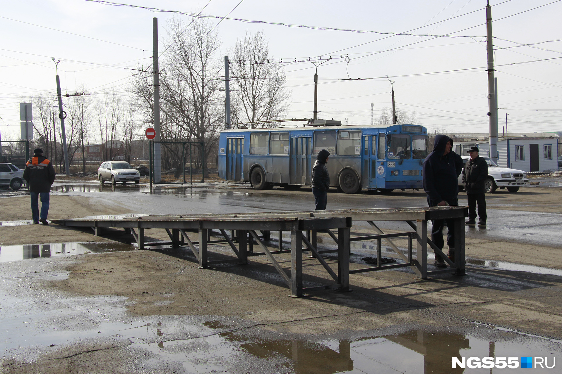 Рабочие передвинули мостики и ждут тягача