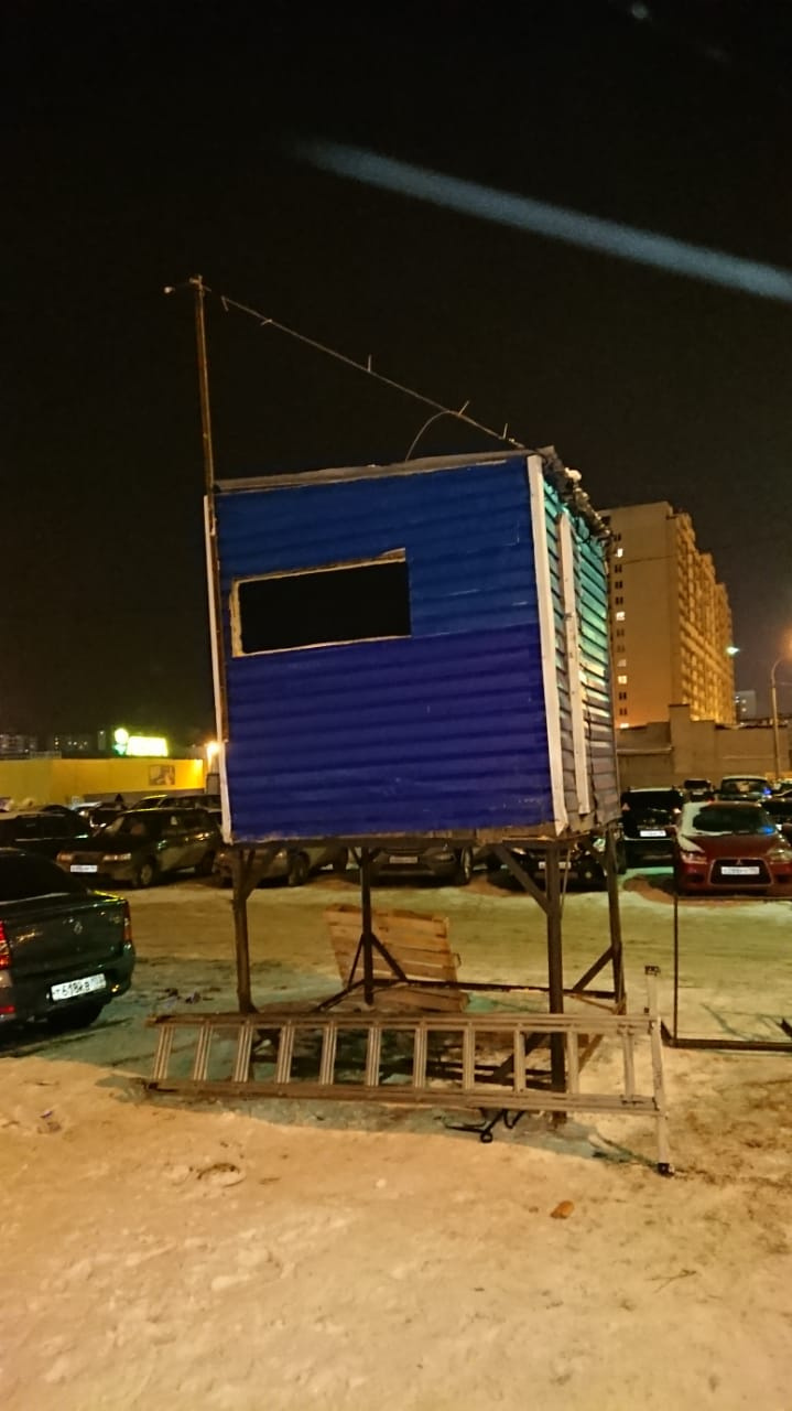Будка появилась сегодня днем, и ее уже пытались подключить к электросетям Будка появилась сегодня днем, и ее уже пытались подключить к электросетям