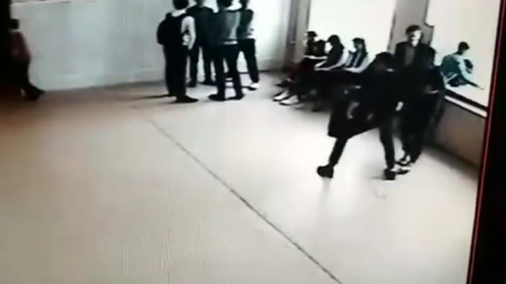 В Пермском крае подростки пытались выбросить одноклассника из окна