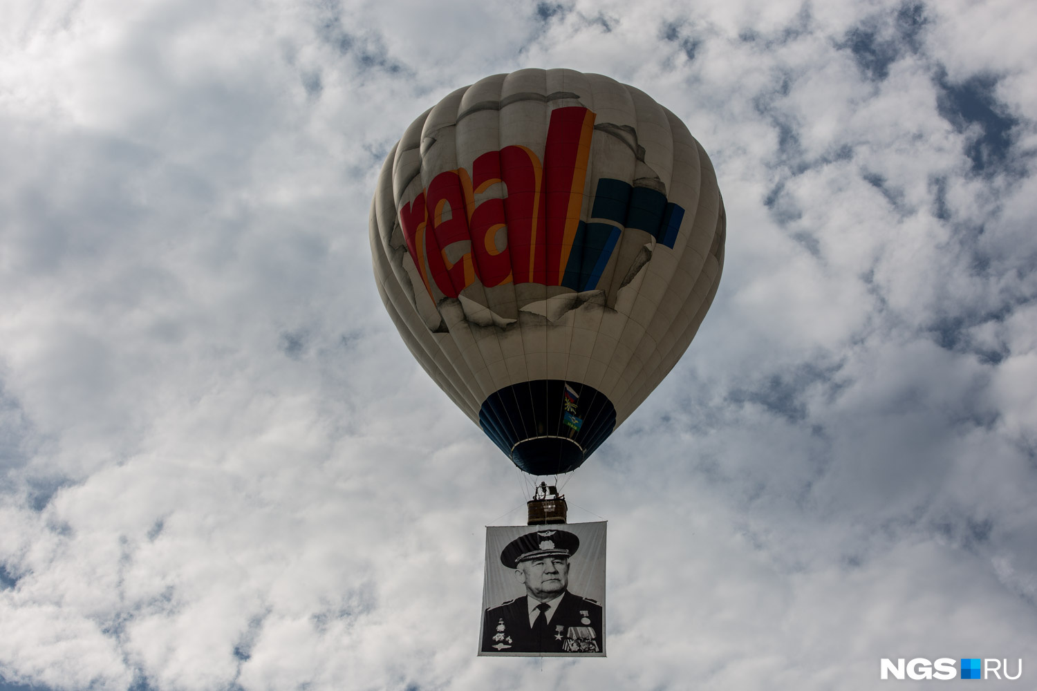 Одними из первых в небе появились воздушные шары с портретами героев-авиаторов Великой Отечественной войны