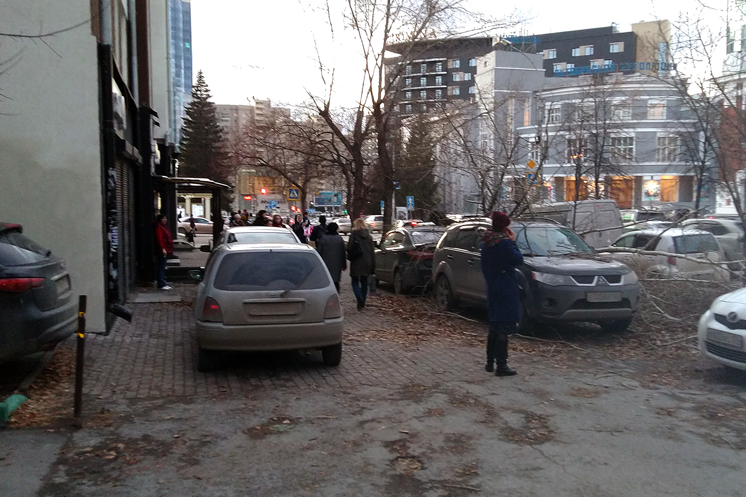 Машины на тротуаре на Ленина