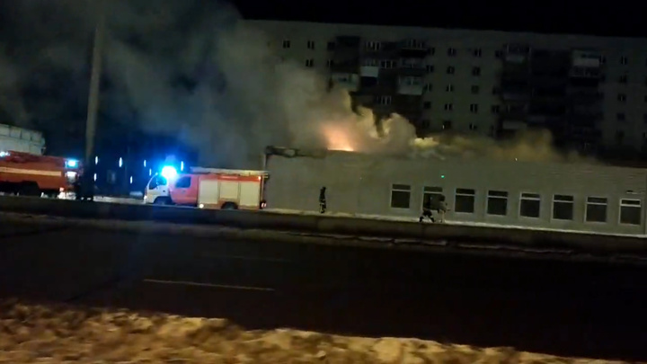 Возле «Меридиана» в Челябинске сгорел только построенный торговый комплекс