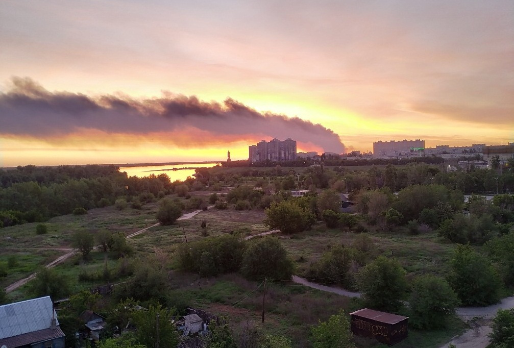 Клубы дыма и гари ветер нес в Кировский район