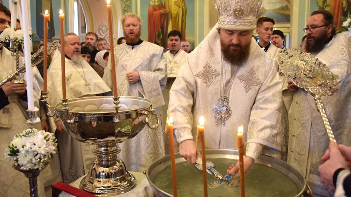 «По 145 рублей за бутылочку»: в Челябинске освятили крещенскую воду