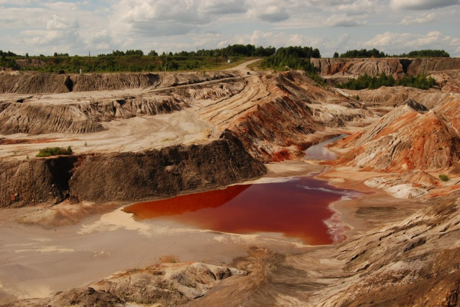 Жутковатая красно-бурая окраска воды в озере объясняется присутствием пирита (минерала с высоким содержанием серы; при окислении выделяет мышьяк). Купаться в такой воде опасно для здоровья<br>