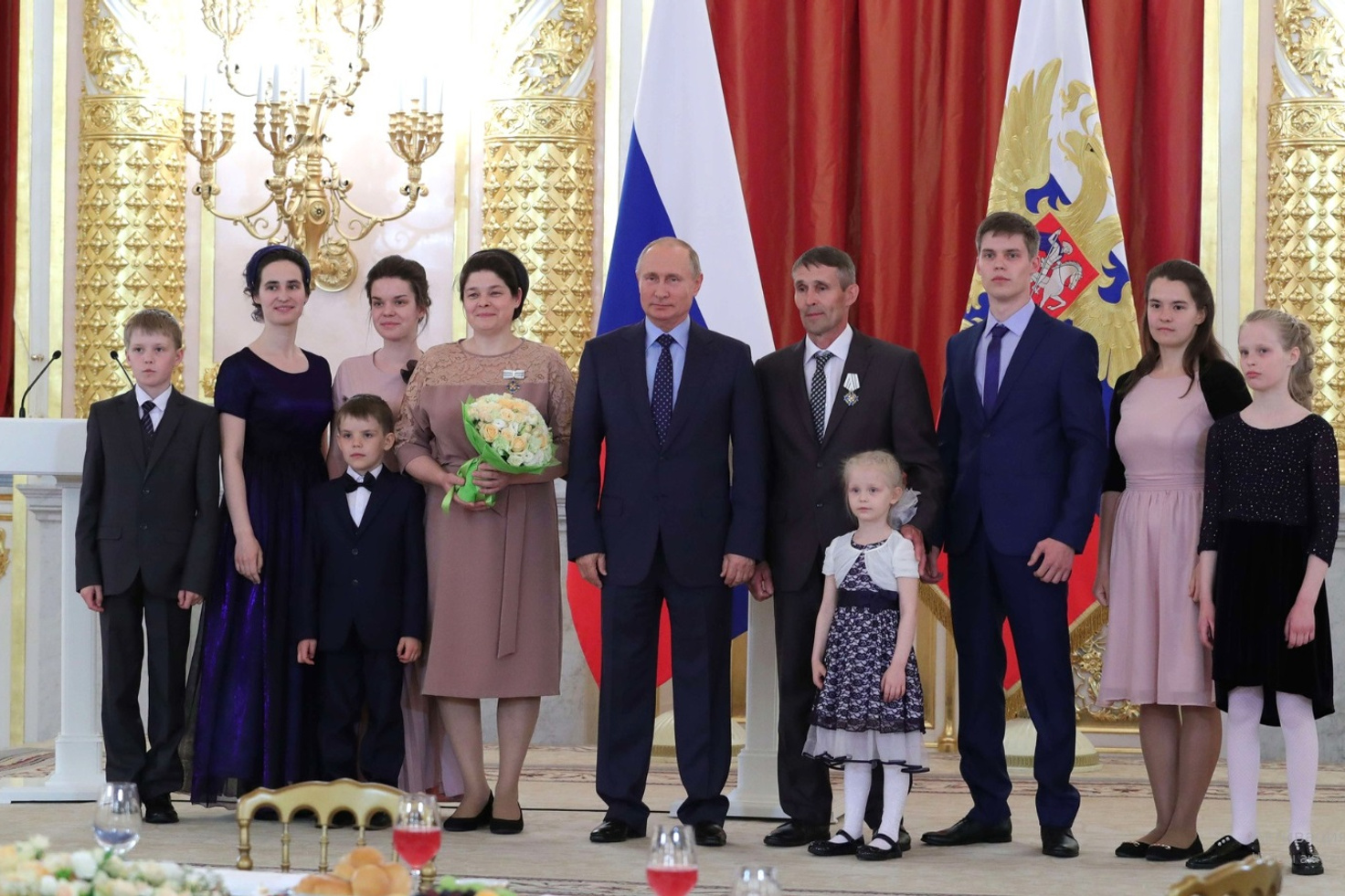 Указ президента 431 многодетные семьи. Награждение в Кремле орденом родительская Слава. Награждение многодетных семей в Кремле.
