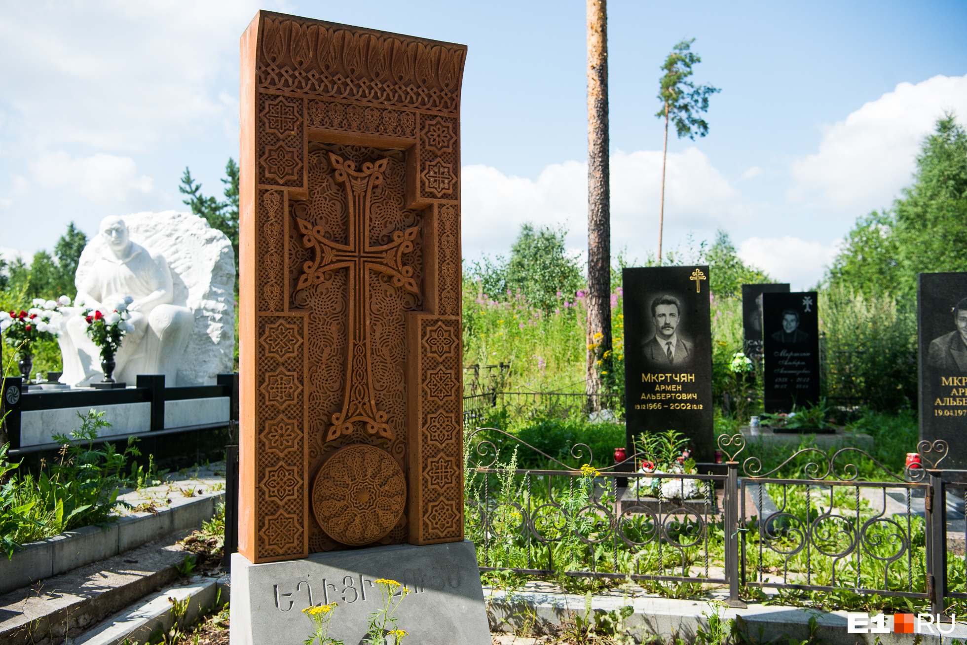 На переднем плане — классическое армянское надгробие
