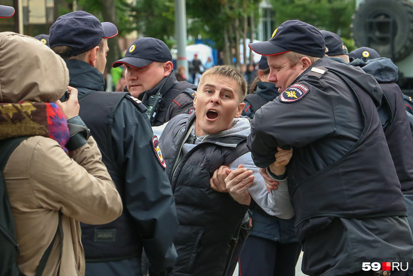 Полицейские задерживали самых активных митингующих