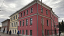 В Рыбинске из руин восстановили старинное здание, раскрасив его в странные цвета