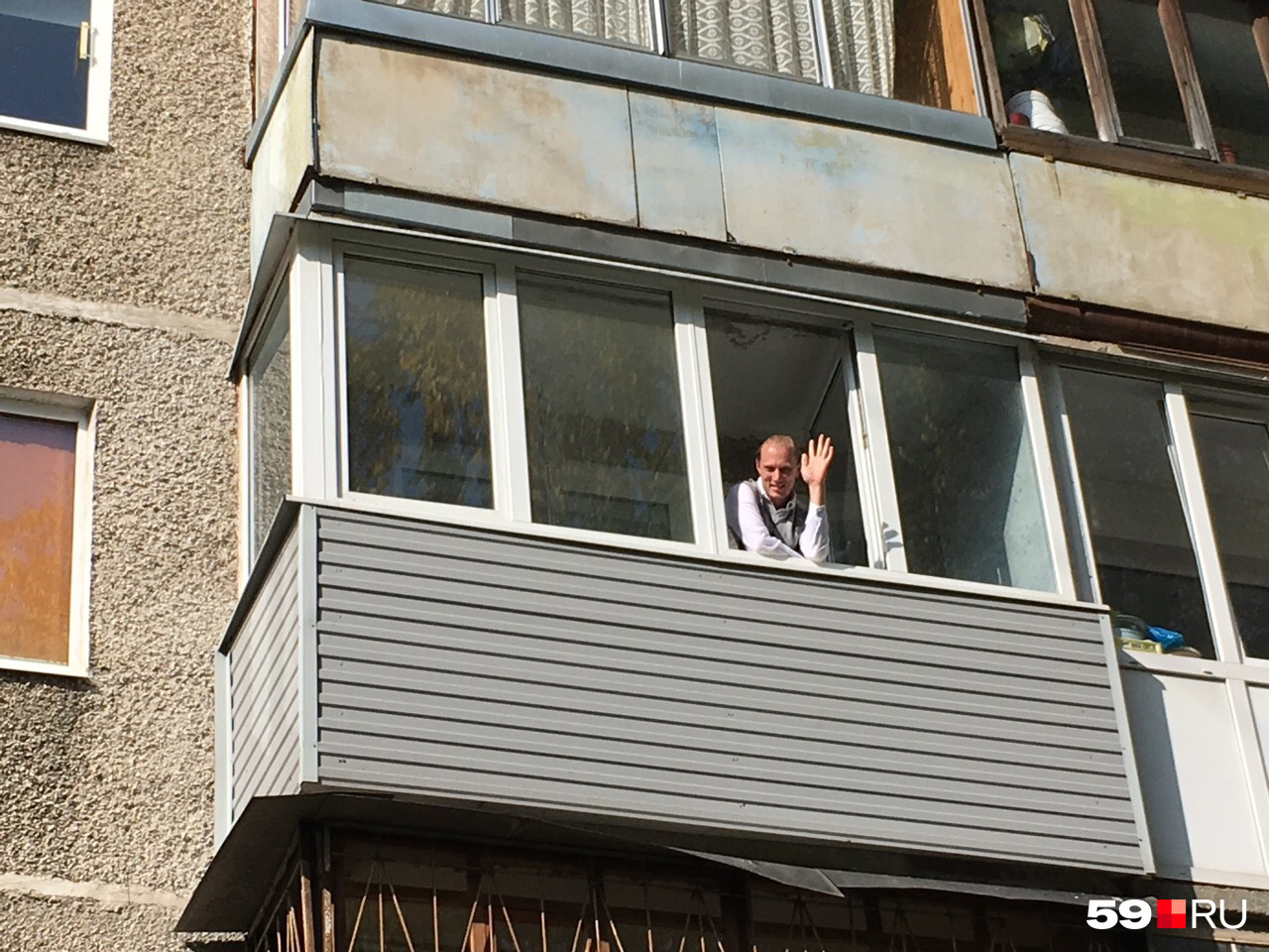 Выставил на балкон. Человек на балконе. Лоджия люди. Человек стоящий на балконе. Ломаная лоджия.
