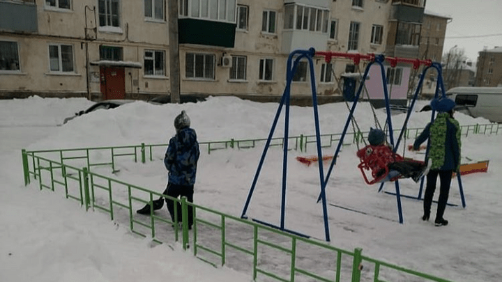 Не дожидаясь дворников: в Башкирии дети убрали снег с детской площадки