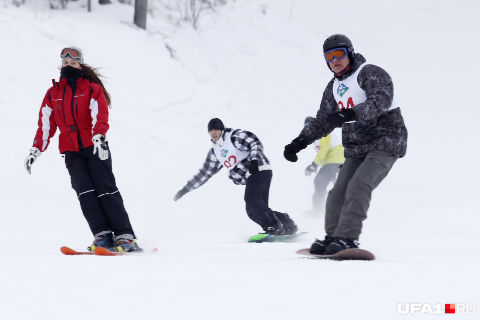 В программе — соревнования в скоростном спуске на сноуборде и горных лыжах