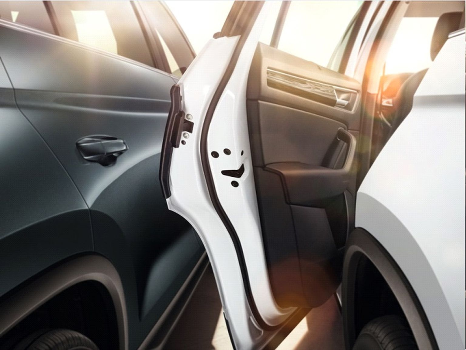 Kodiaq оснащен защитой кромок дверей, что снижает риск повредить близкостоящие автомобили или саму дверь Kodiaq оснащен защитой кромок дверей, что снижает риск повредить близкостоящие автомобили или саму дверь