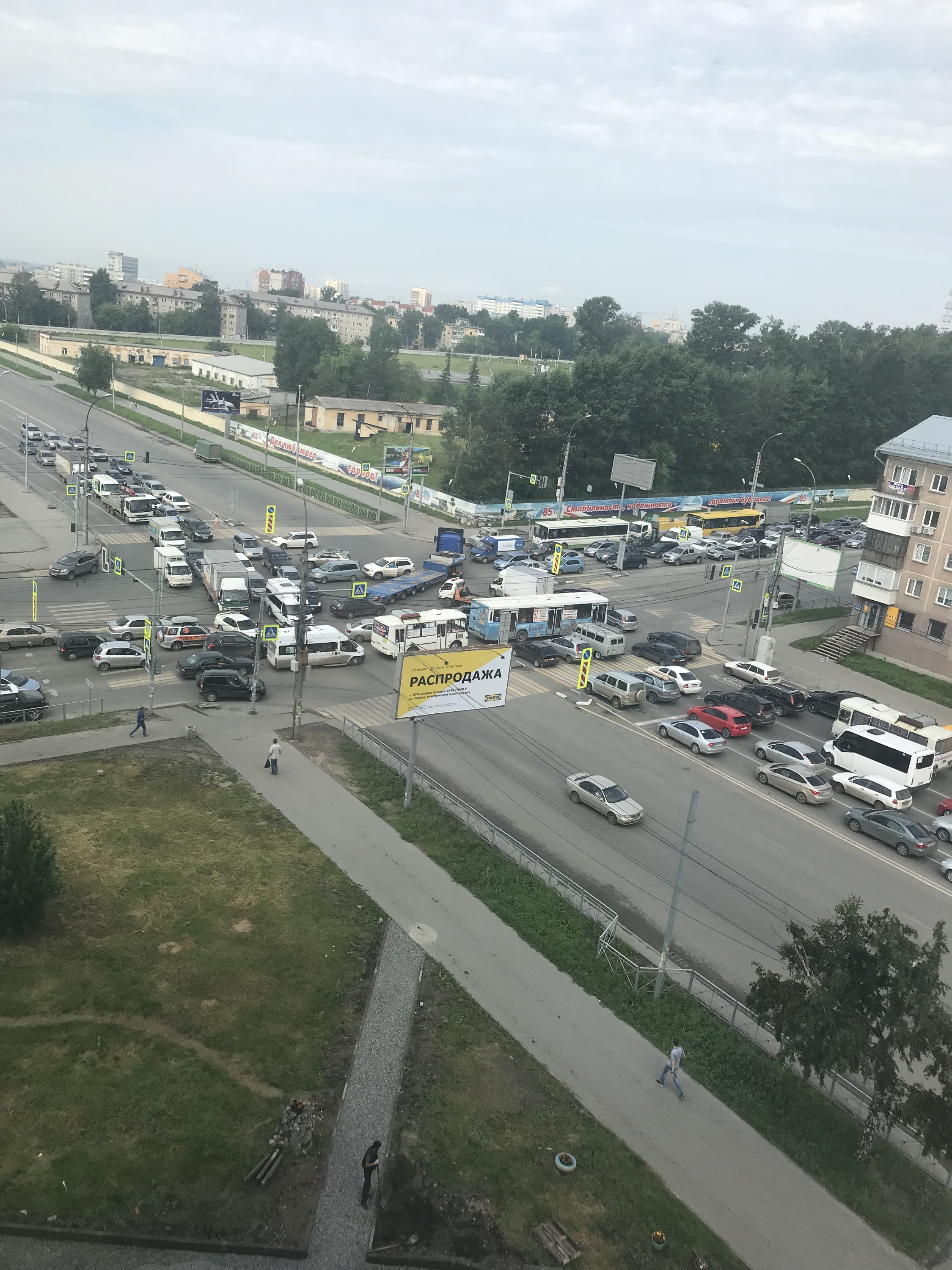 Пробка на перекрёстке Немировича-Данченко и Ватутина Пробка на перекрёстке Немировича-Данченко и Ватутина