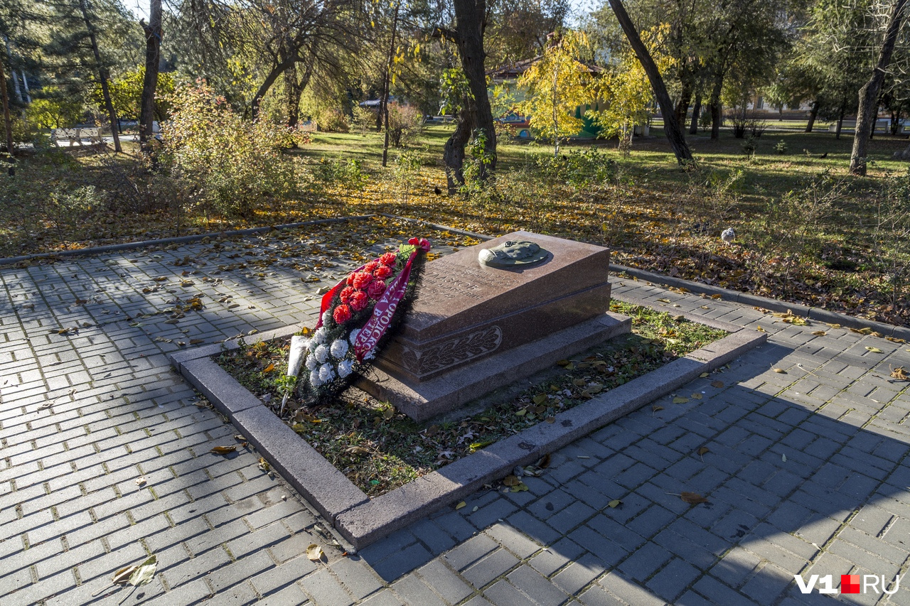 Комсомольском саду волгограда. Комсомольский сад Волгоград. Комсомольский сад Сталинград. Комсомольский сад могила Глазкова. История Комсомольского сада Волгоград.