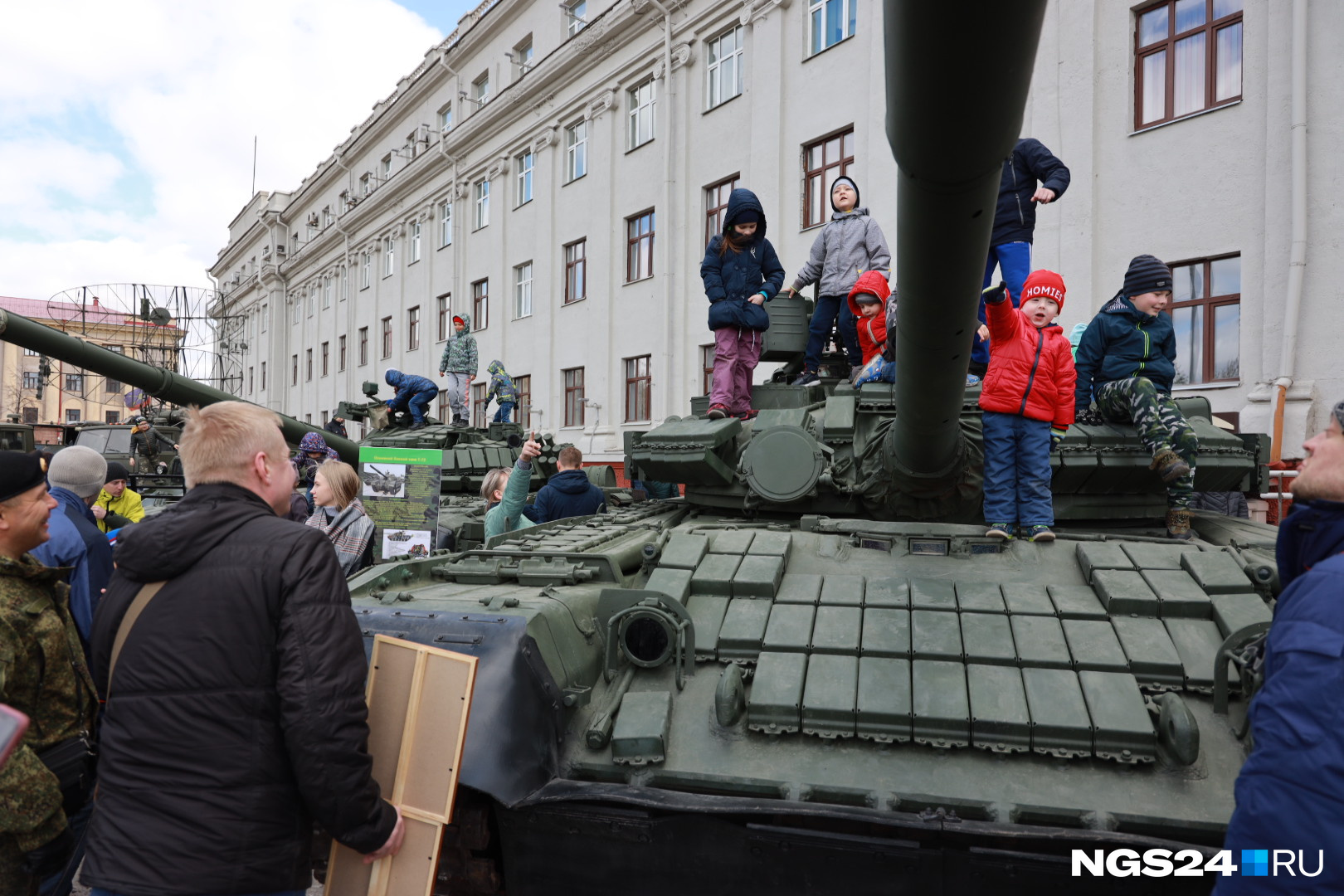 Выставка военной техники пользуется особой популярностью у детей
