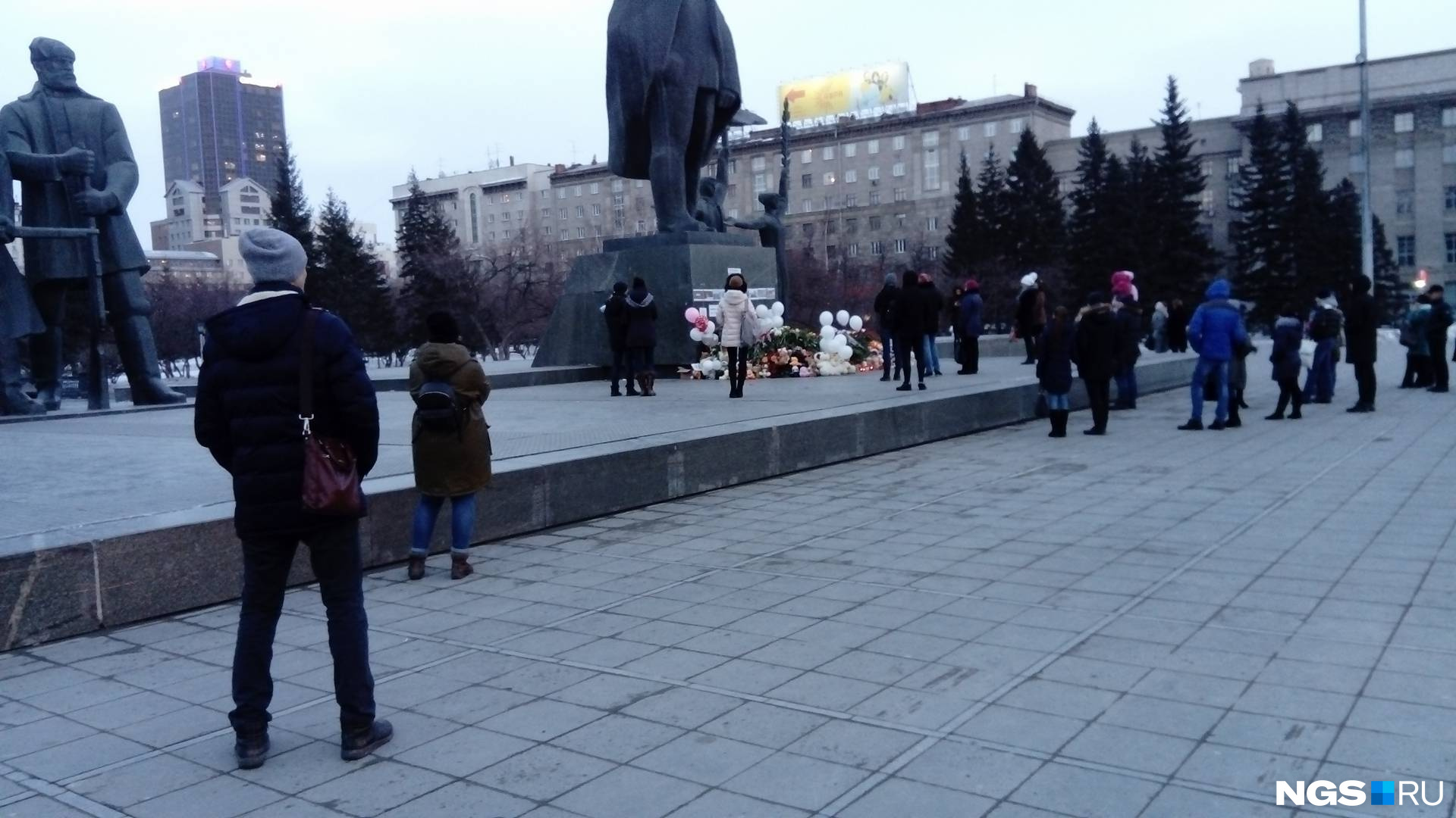 Сегодня вечером к памятнику Ленина продолжают нести цветы
