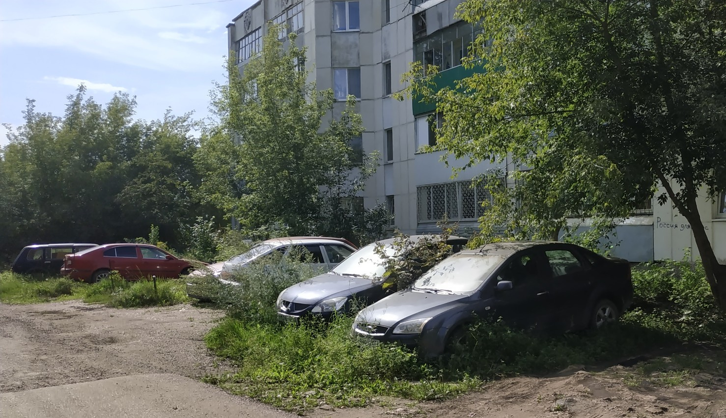 Местная улочка не только богата на страшилки. Здесь есть где разгуляться и любителям металлолома Местная улочка не только богата на страшилки. Здесь есть где разгуляться и любителям металлолома