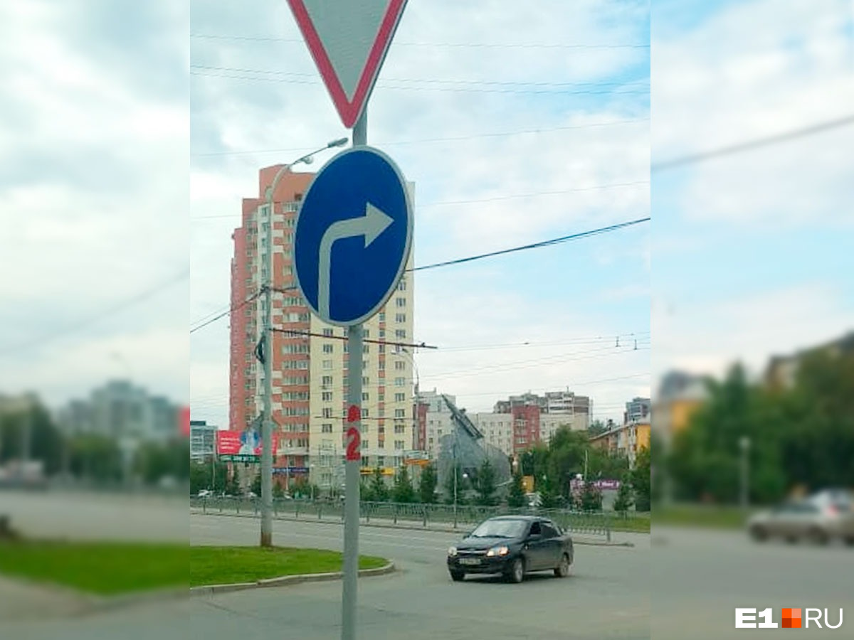 Уступи дорогу движение направо. Знак движение направо на улице. Знак движение прямо фото. Дорожный знак поворот только направо. Знак движение только направо 4.1.2.