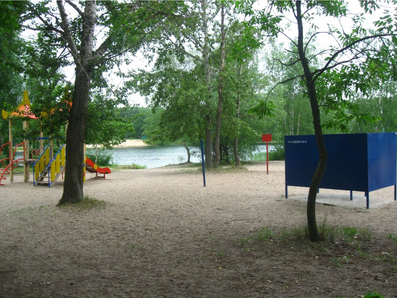 Пляж на озере: уютный берег, чистый песок 