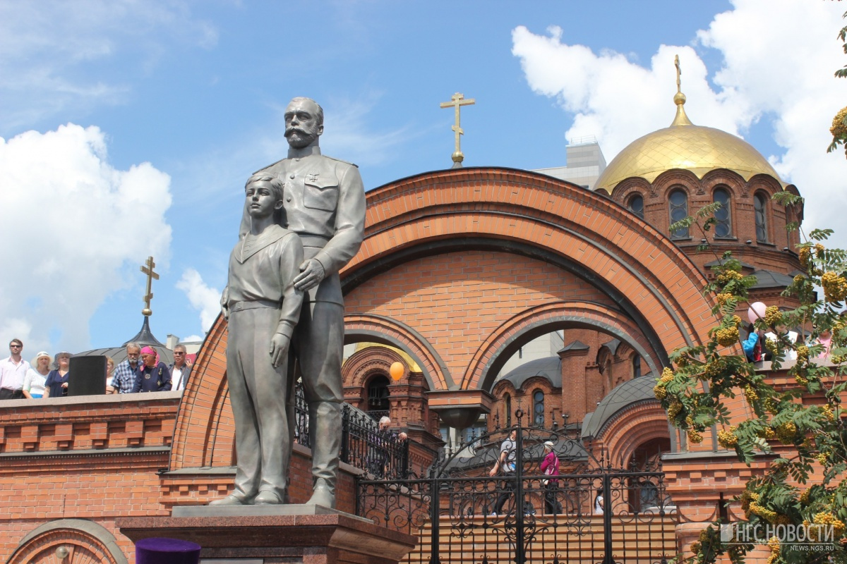 Памятник Николаю II и цесаревичу Алексею в день открытия, 16 июля 