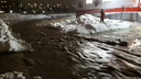 «Люди не могут выйти из магазина»: в Бердске водой затопило улицу (видео)