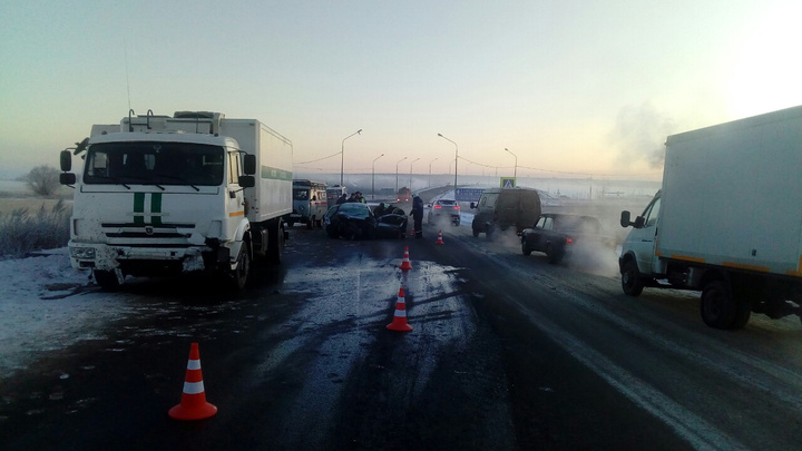 На трассе под Челябинском автомобилистка погибла, врезавшись в автозак службы исполнения наказаний