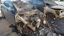 «Тушили шесть человек»: в центре Ярославля сгорели три припаркованные машины