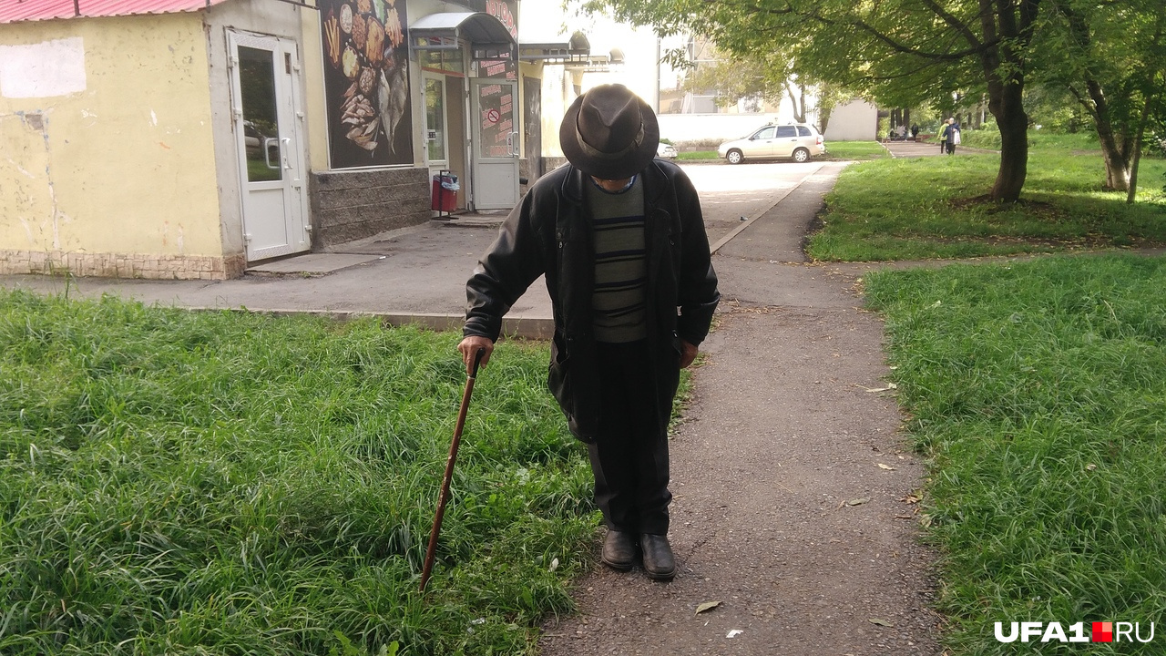 Дедушка еле ходит даже с помощью своей палочки, он почти не покидает свой дом, но ради выборов вышел на улицу