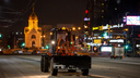 Последствия первой метели: дорожники вышли на ночную уборку заснеженных улиц Новосибирска