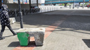 Тактильную плитку для слепых на «Речном вокзале» перегородили бетонными блоками