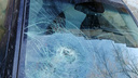«Лобовое стекло пробило насквозь»: глыба, упавшая с крыши дома, разбила машину челябинца
