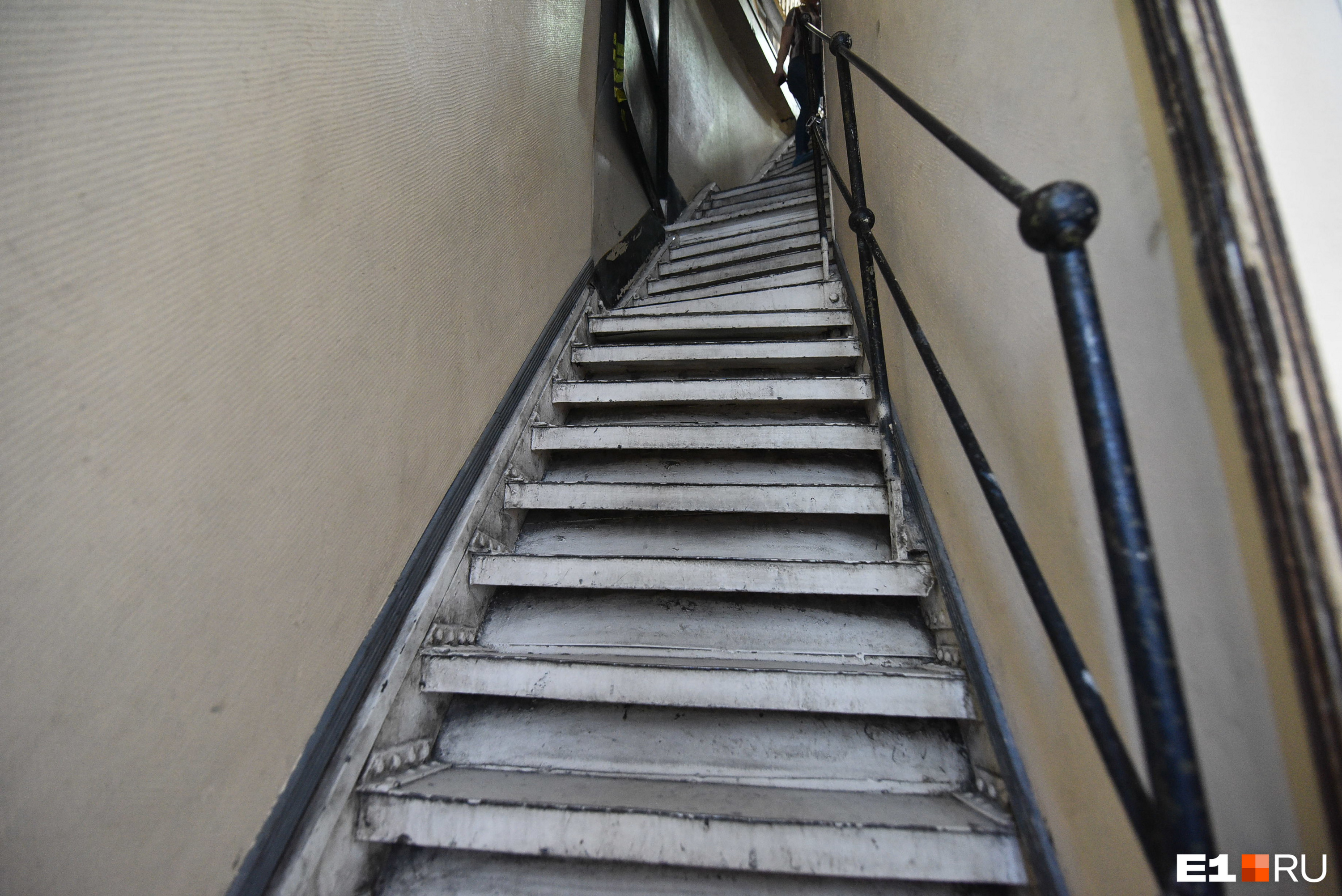 По узенькой лестнице поднимаемся наверх