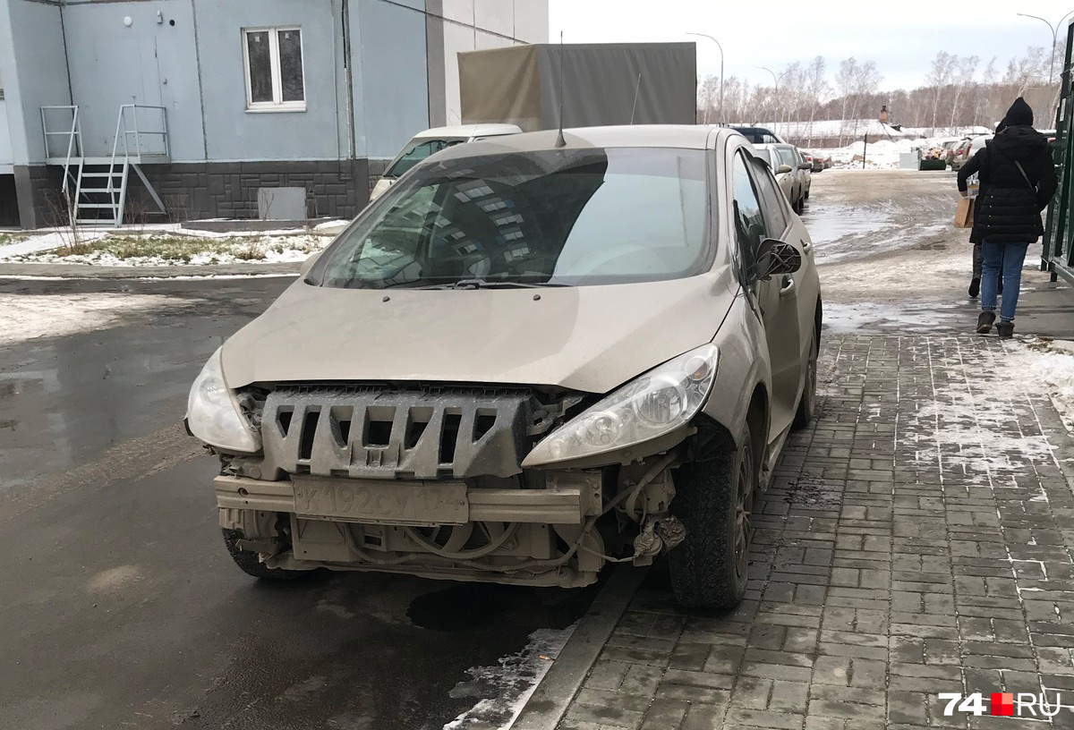 — В новом жилом комплексе организованна безбарьерная среда, но не жильцы готовы к таким новшествам, — пишет автор снимка. — Всё время паркуется в данном месте при свободных парковочных местах.<br>Судя по состоянию машины, водитель — тот ещё мастер фигурной езды — В новом жилом комплексе организованна безбарьерная среда, но не жильцы готовы к таким новшествам, — пишет автор снимка. — Всё время паркуется в данном месте при свободных парковочных местах.<br>Судя по состоянию машины, водитель — тот ещё мастер фигурной езды