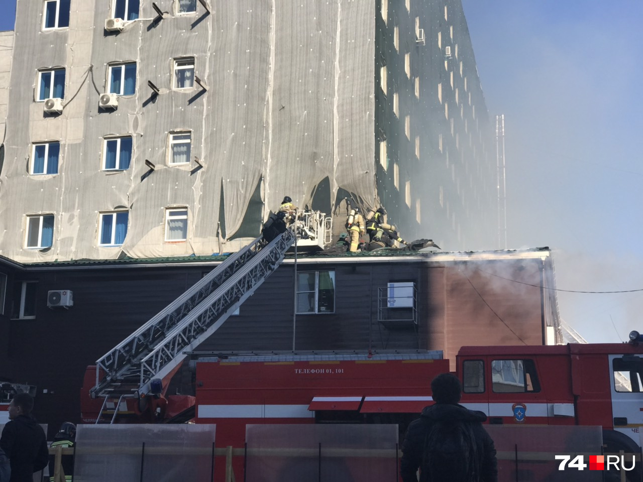Пожарным пришлось работать на крыше