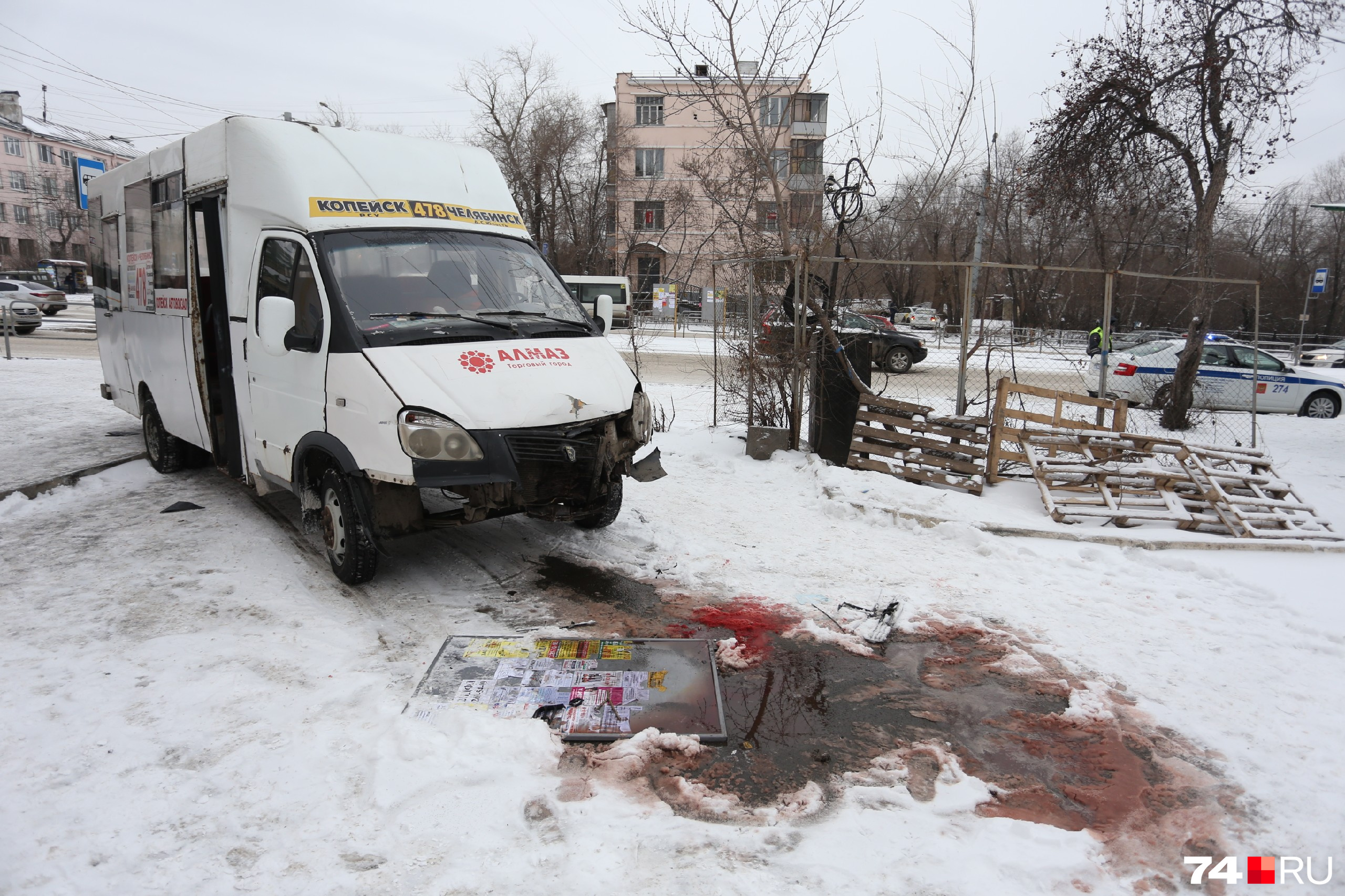 Очевидцам пришлось сдвинуть маршрутку, чтобы достать из-под неё пострадавшего Очевидцам пришлось сдвинуть маршрутку, чтобы достать из-под неё пострадавшего