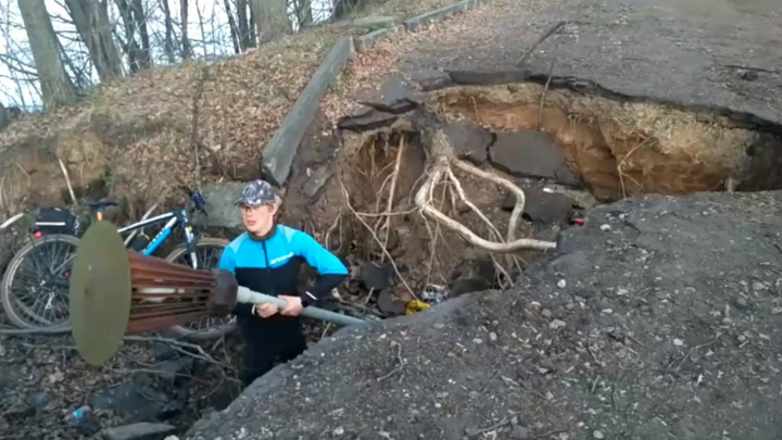 Огромный провал на Волжской набережной: ярославец залез в яму, чтобы показать её размер