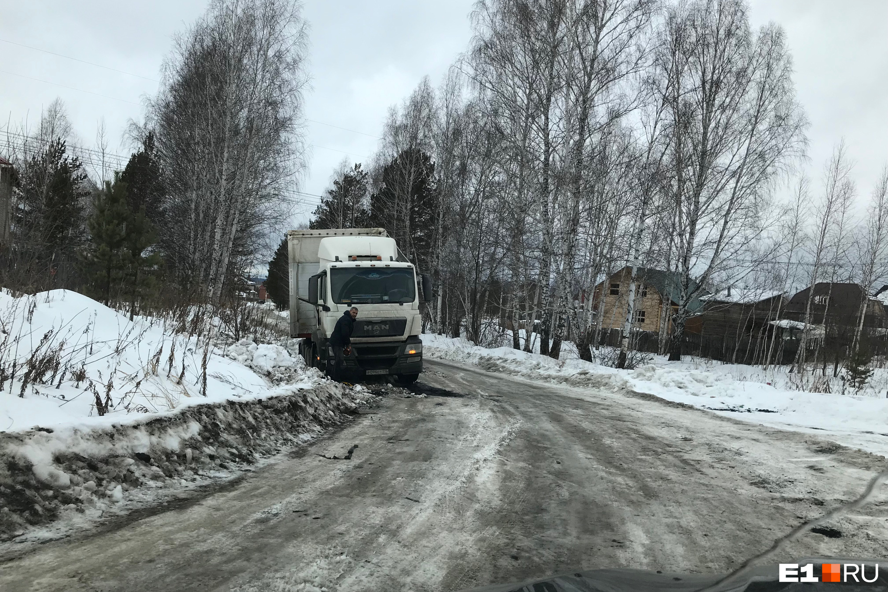 Жители Елизавета предложили закрыть убитую дорогу, где постоянно застревают...
