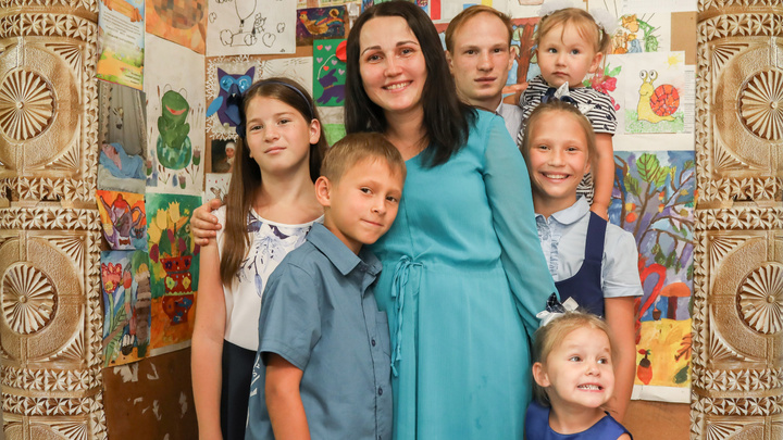 Супруги с 7 детьми из Красноярска стали «Многодетной семьей года» в России